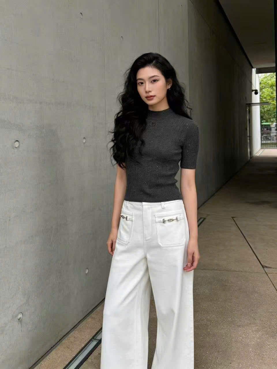  1.Áo len xám đính xequin lấp lánh 