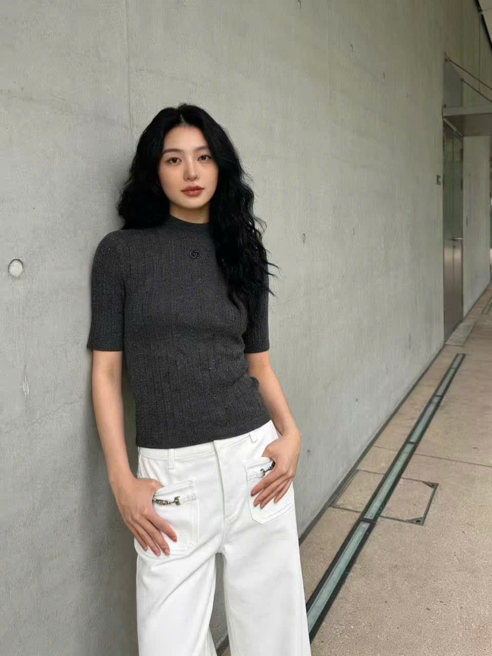  1.Áo len xám đính xequin lấp lánh 