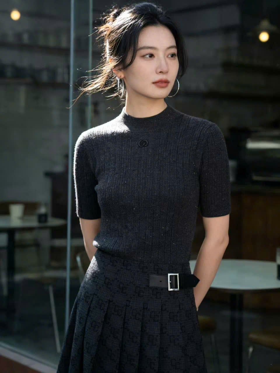  1.Áo len xám đính xequin lấp lánh 