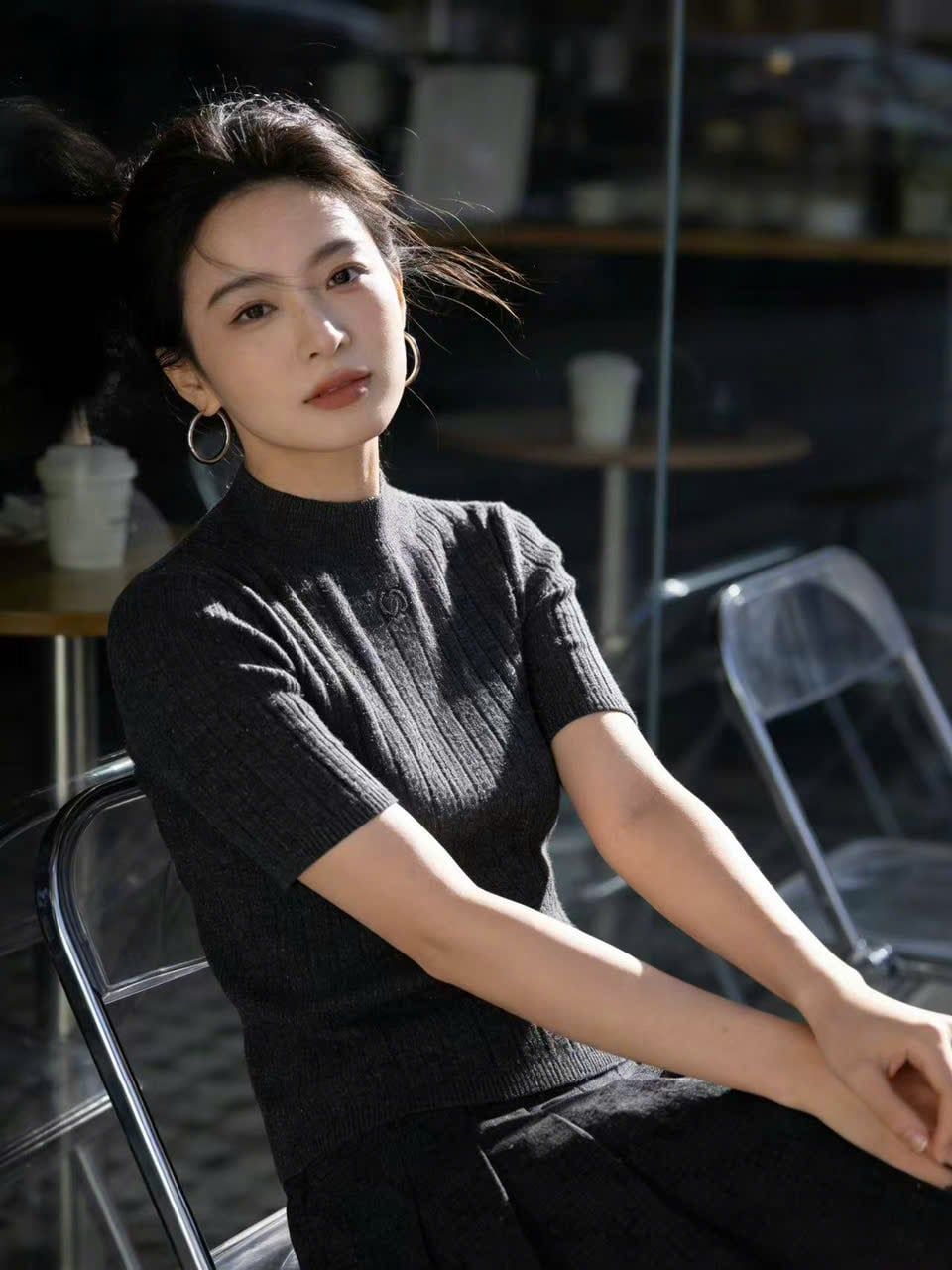  1.Áo len xám đính xequin lấp lánh 