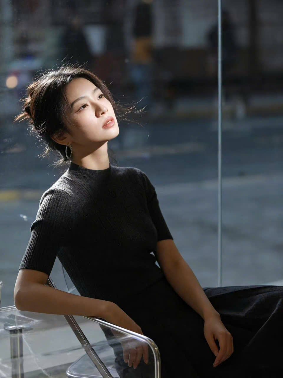  1.Áo len xám đính xequin lấp lánh 