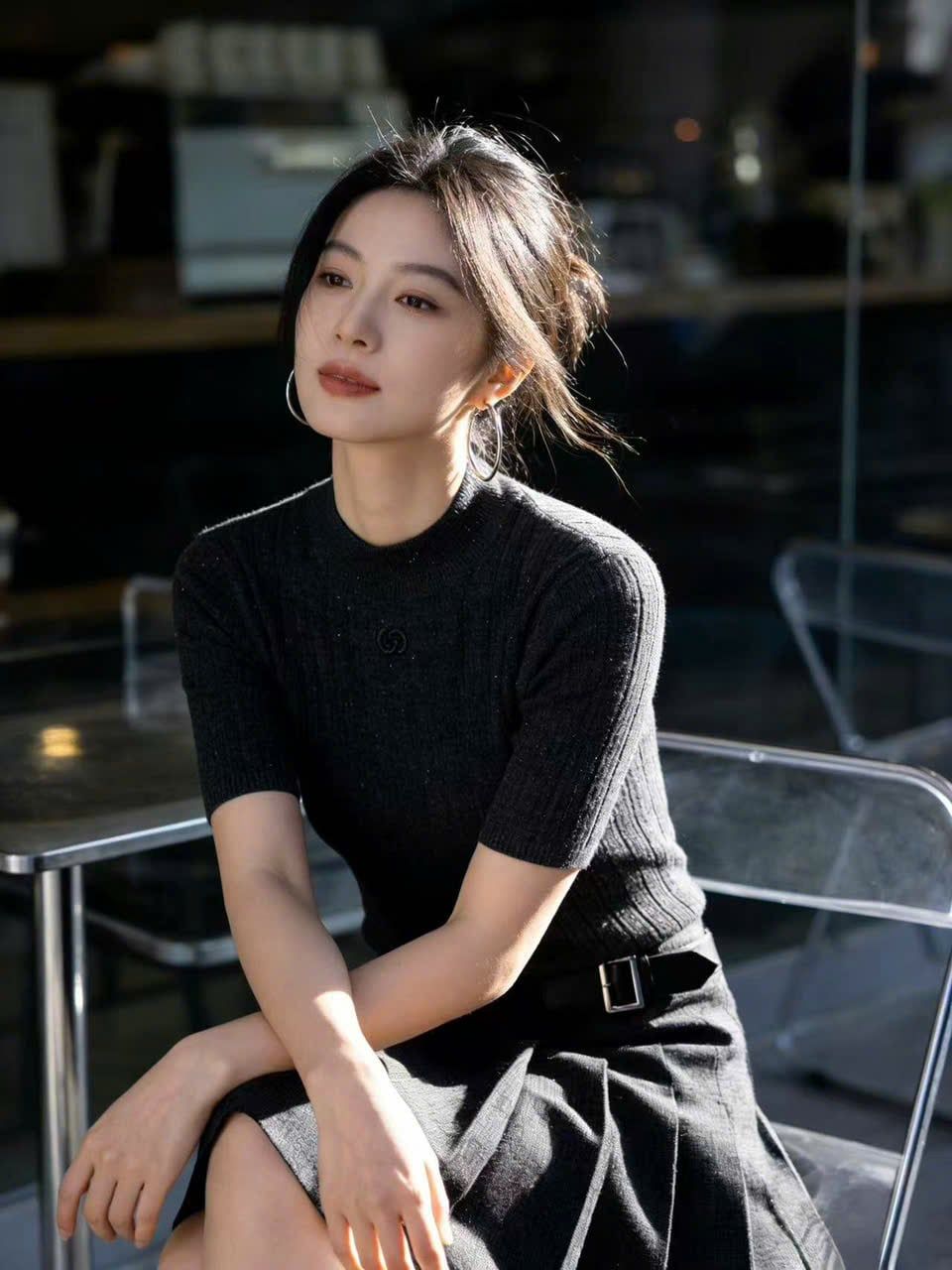  1.Áo len xám đính xequin lấp lánh 