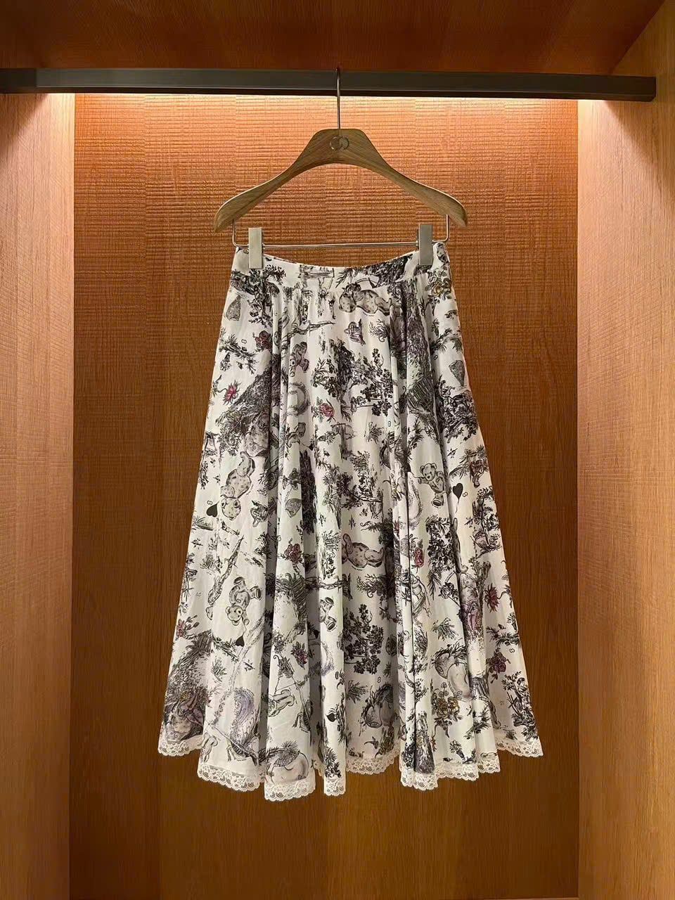  1.Chân váy trắng dài họa tiết phong cảnh 