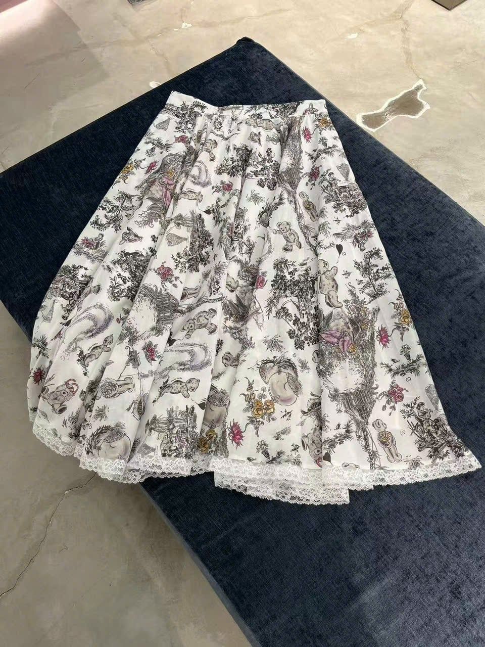  1.Chân váy trắng dài họa tiết phong cảnh 