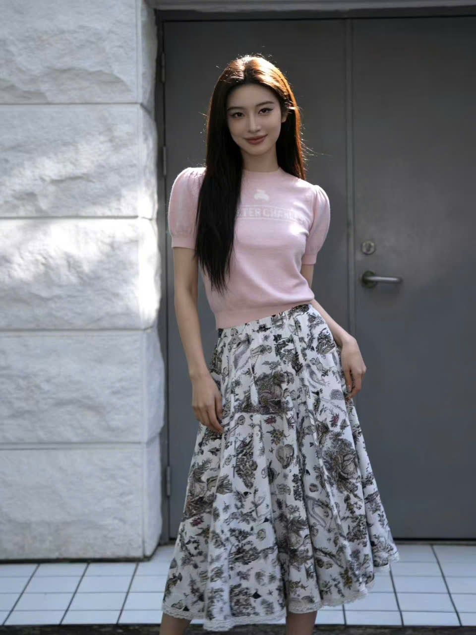  1.Chân váy trắng dài họa tiết phong cảnh 