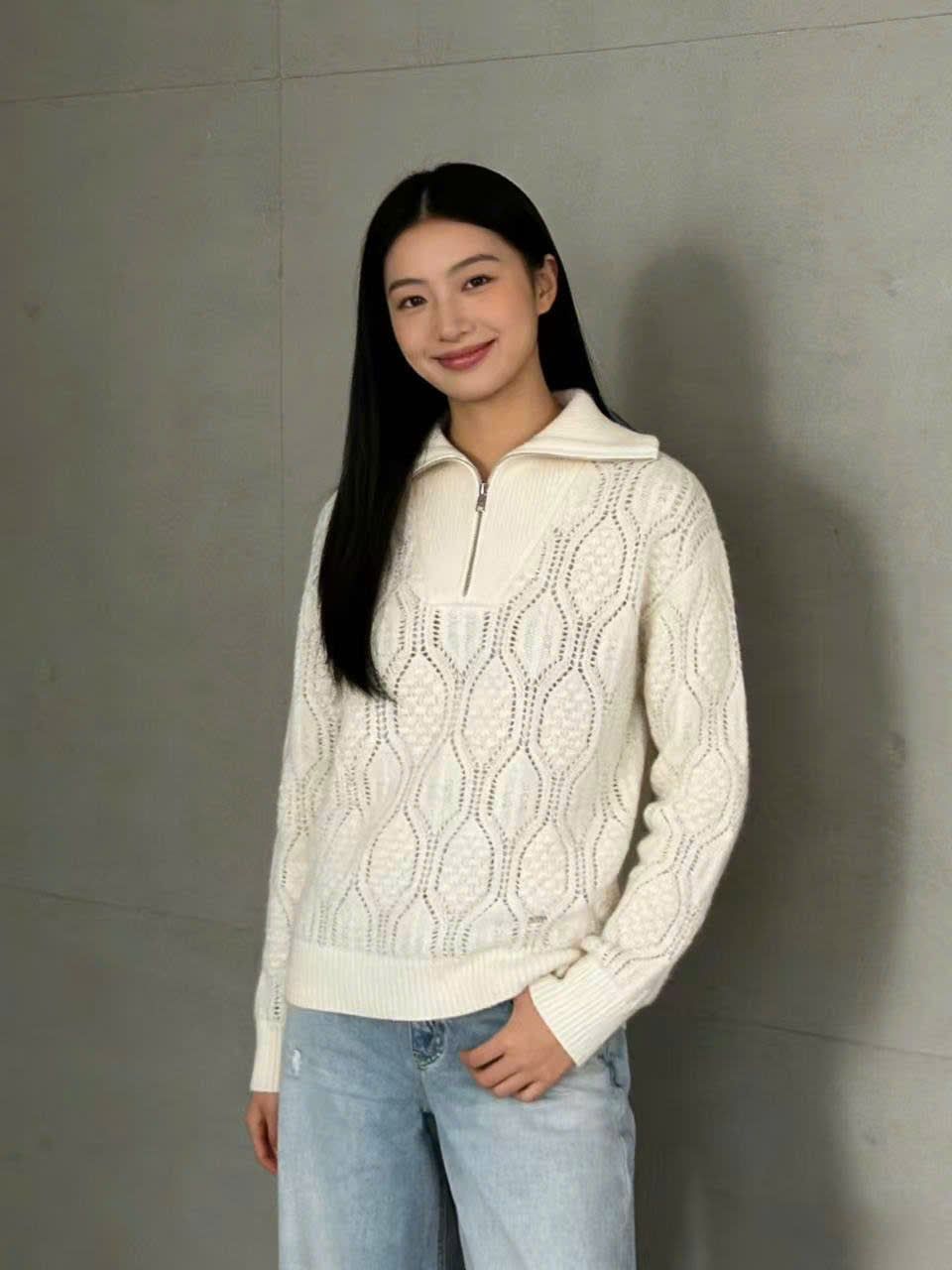 Áo len trắng cổ bẻ kéo khóa, hoa văn nổi 