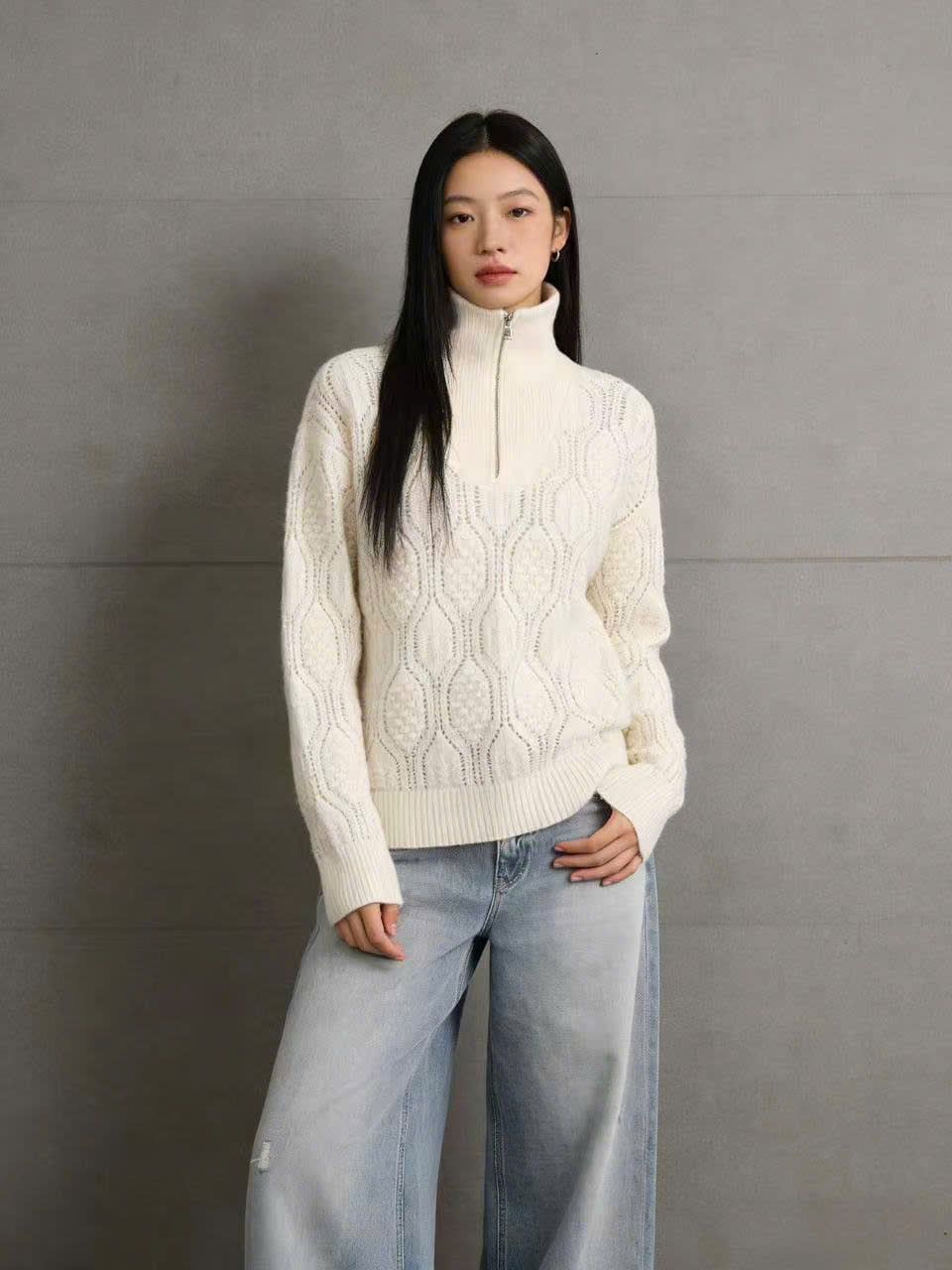  Áo len trắng cổ bẻ kéo khóa, hoa văn nổi 
