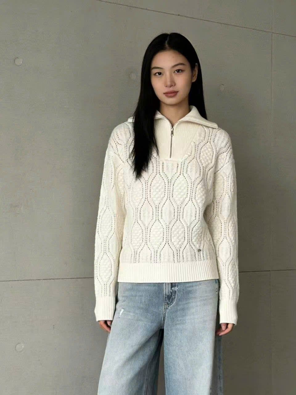  Áo len trắng cổ bẻ kéo khóa, hoa văn nổi 