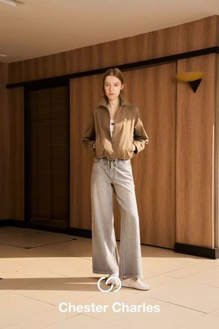  Áo khoác nâu kéo khóa gấu trắng nhỏ 