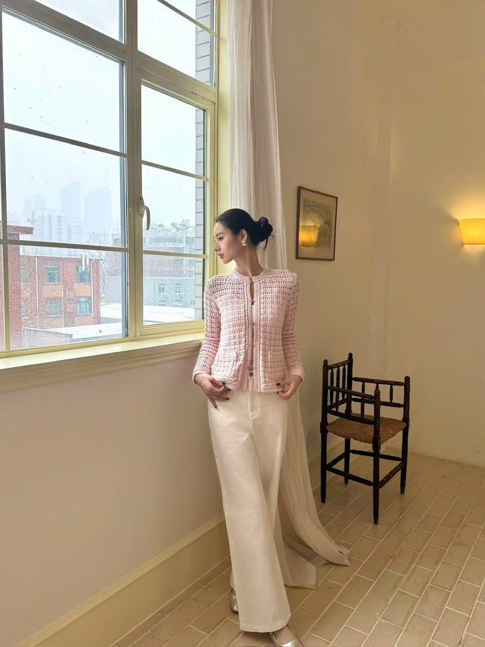  Áo CDG lưới hồng, cài khuya 