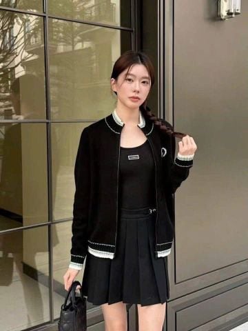  1.Áo khoác len đen kéo khóa, cổ kẻ xanh trắng 