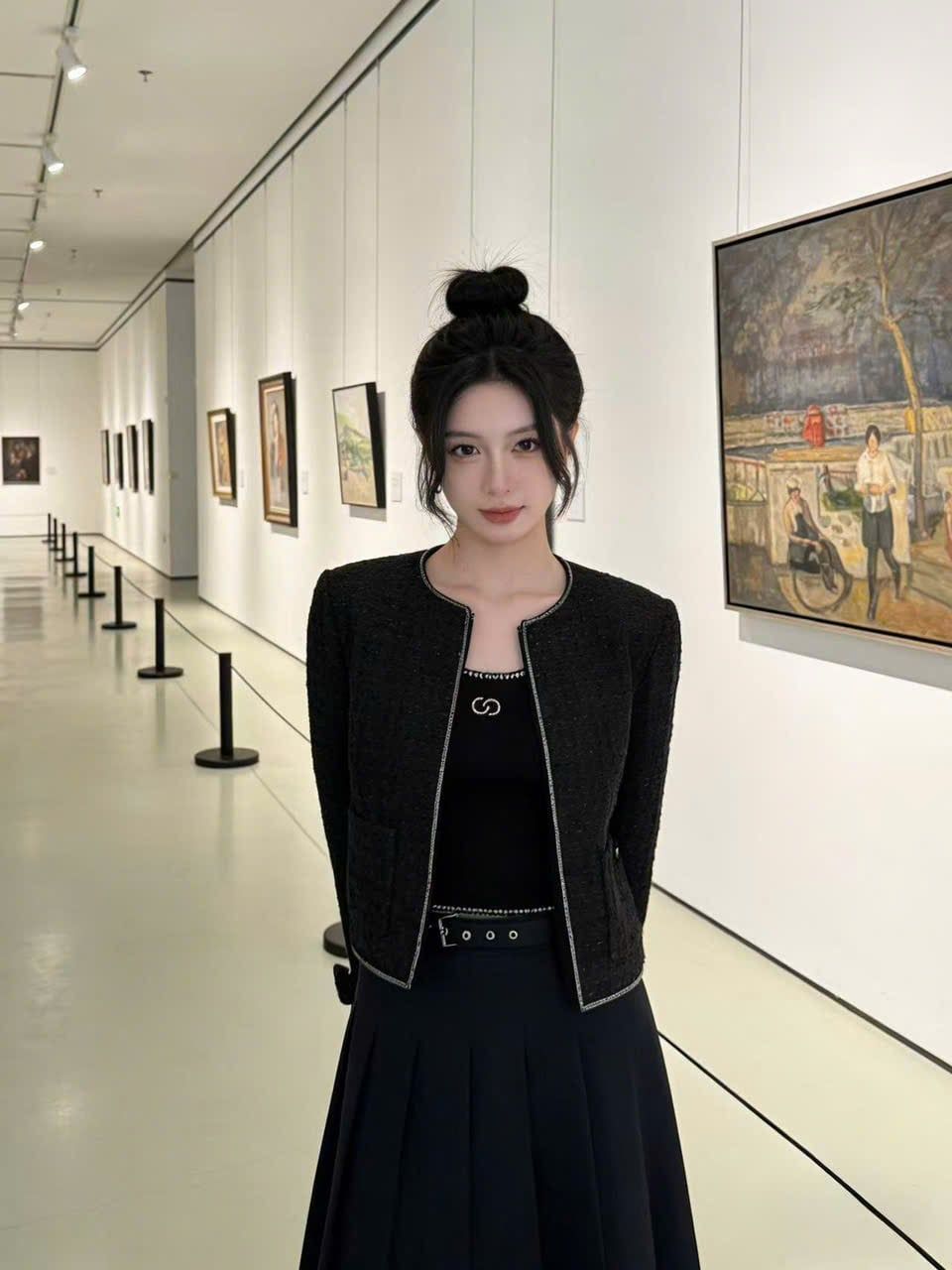  Áo tweed đen, tay nơ 