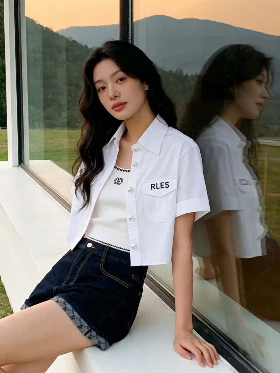  Áo sơmi trắng cúc ngọc, túi chữ 