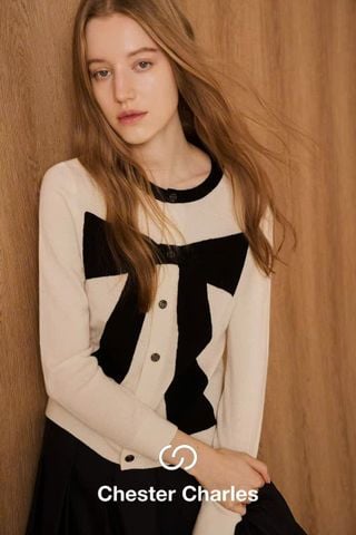  1.Áo CDG trắng nơ đen to ngực 