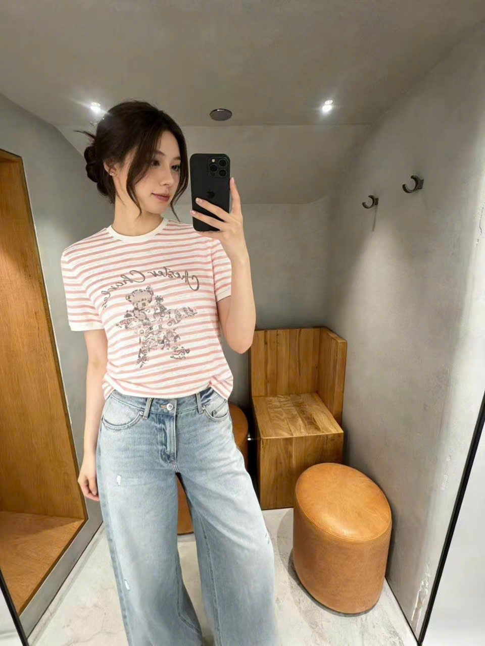  Quần jean xanh nhạt, logo gấu xanh đính đá 