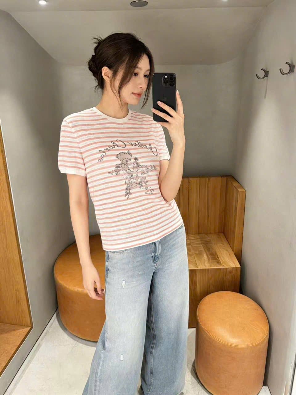  Quần jean xanh nhạt, logo gấu xanh đính đá 