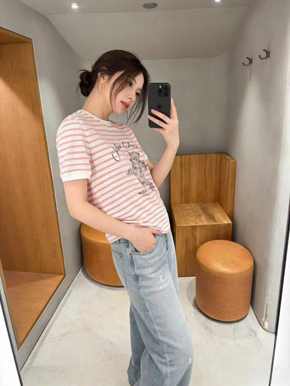  Quần jean xanh nhạt, logo gấu xanh đính đá 