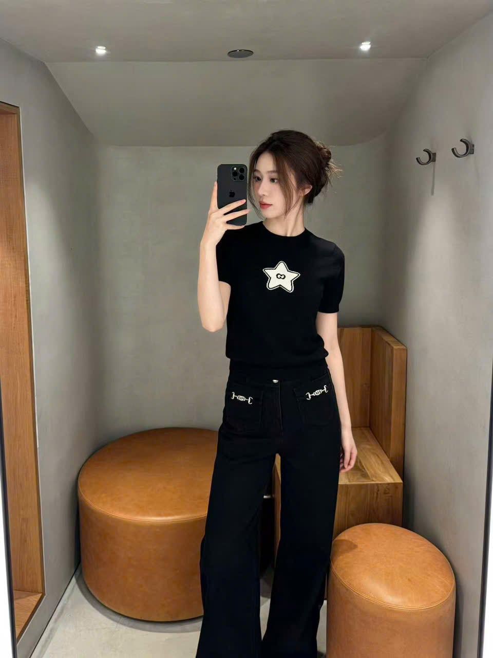  Áo đen ngắn tay sao hồng ngực 