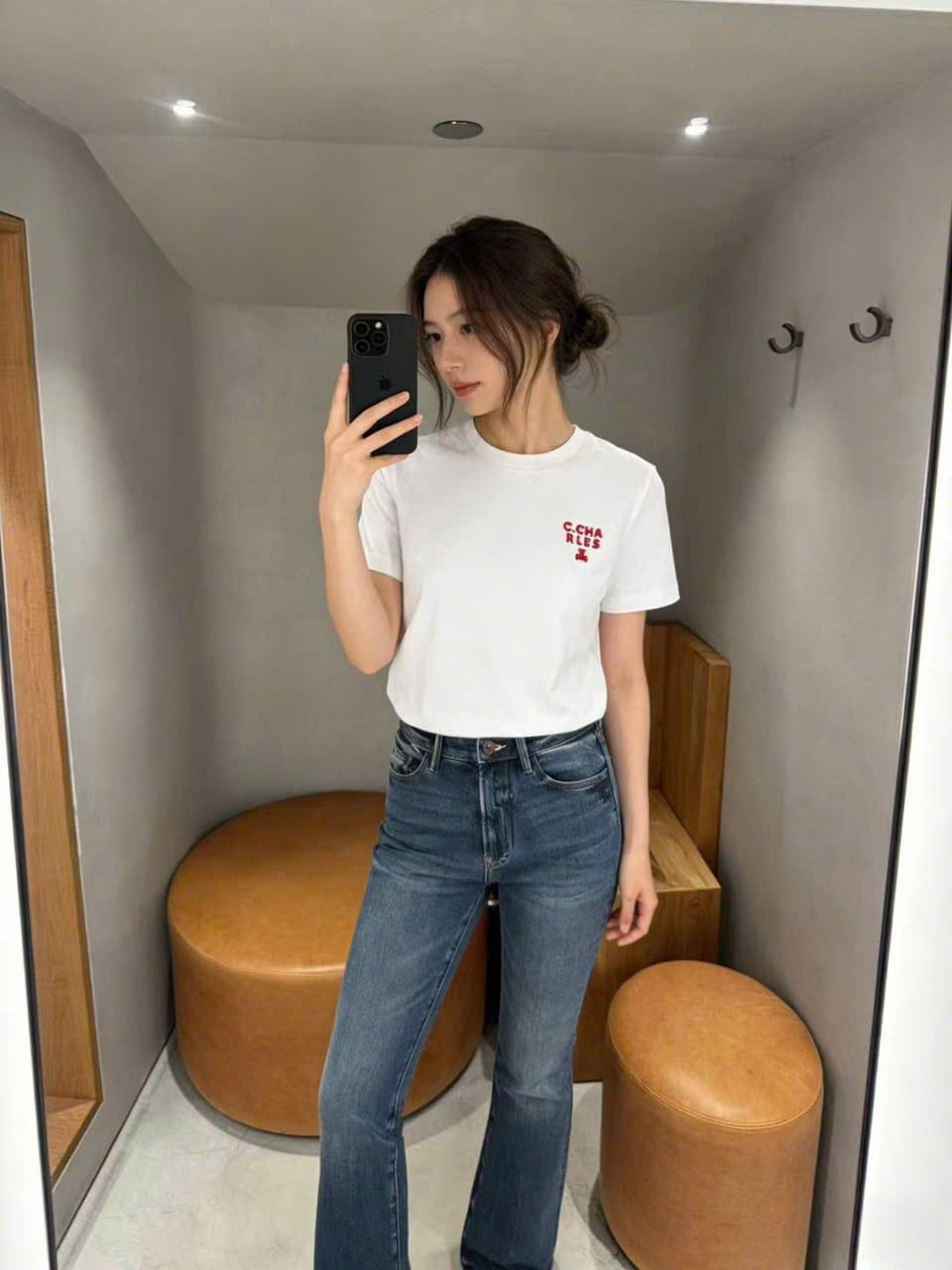  Áo phông trắng, chữ C.Charles đỏ 