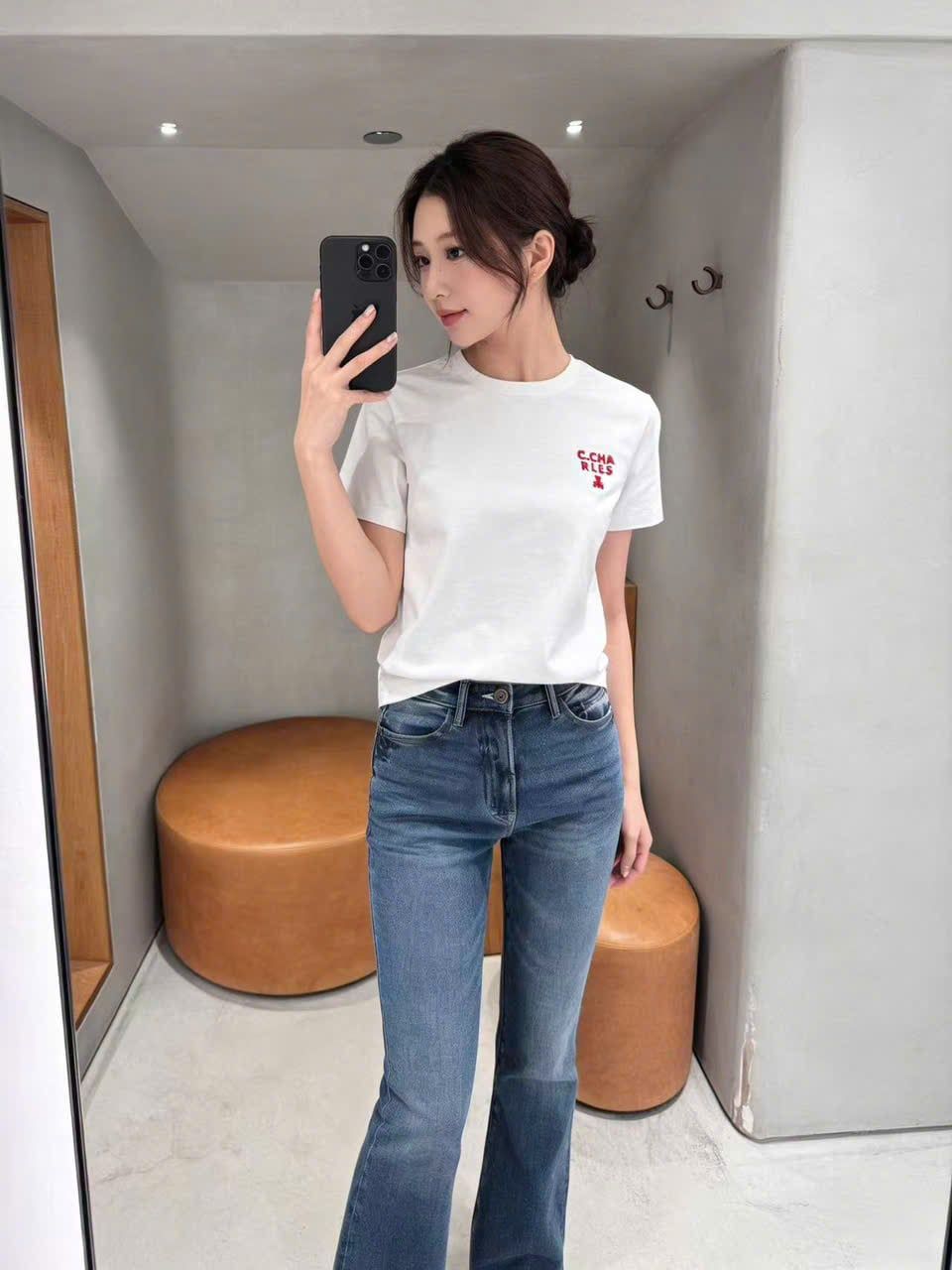  Quần jean xanh ôm, gấu dưới túi logo tròn túi sau 