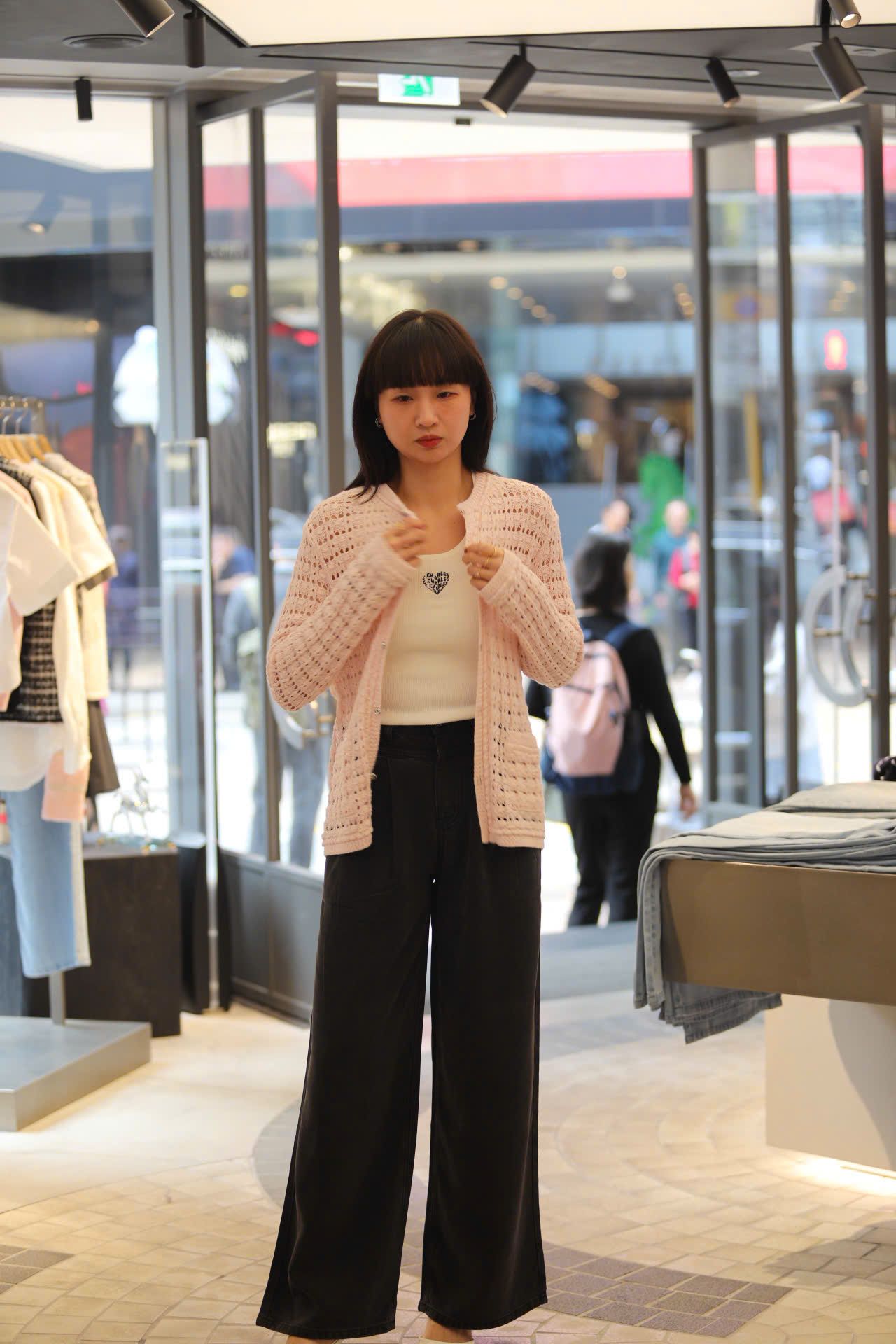  Áo CDG lưới hồng, cài khuya 