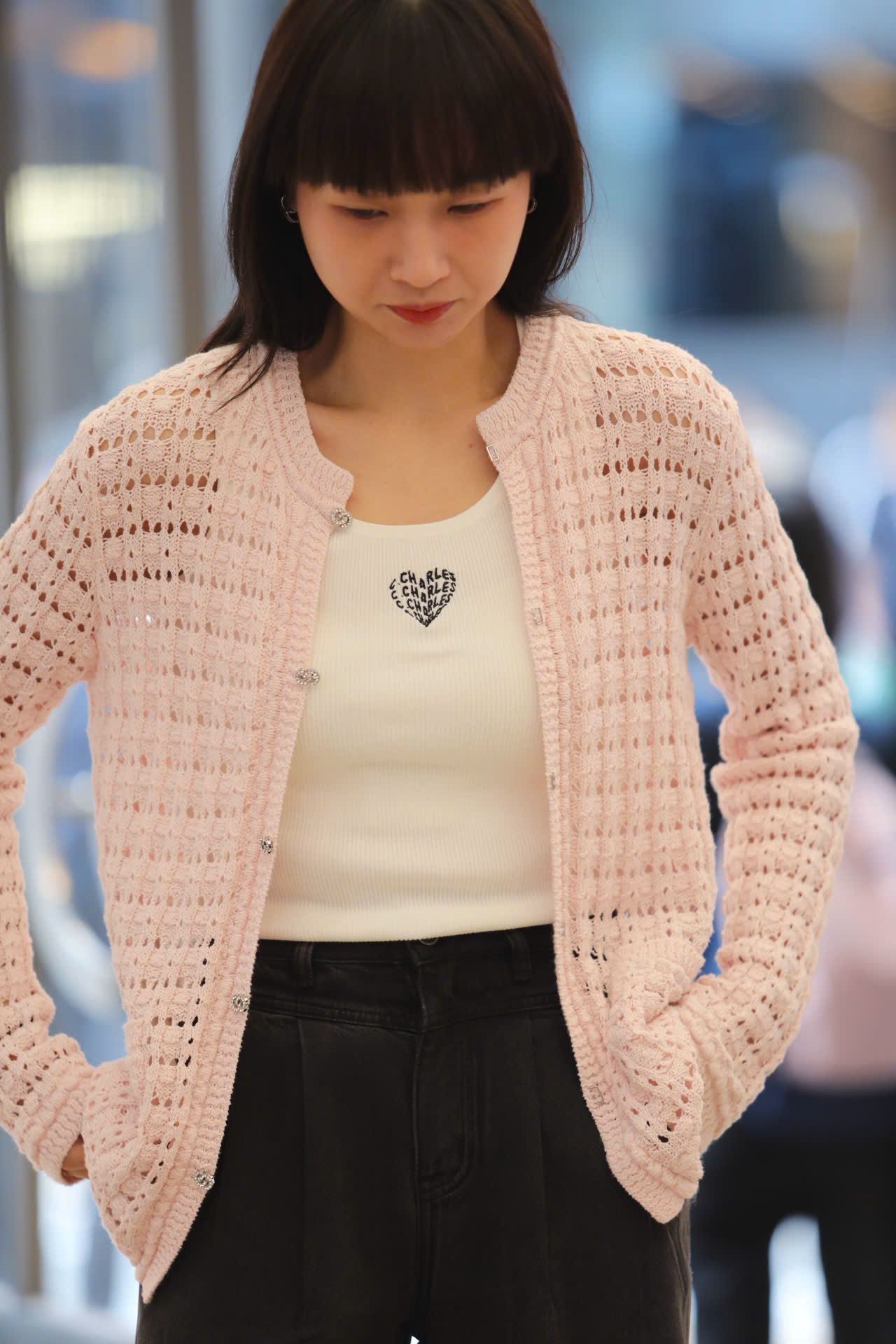  Áo CDG lưới hồng, cài khuya 