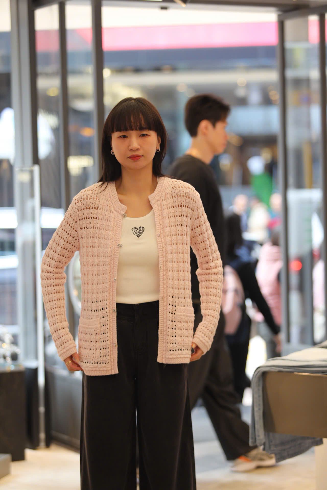  Áo CDG lưới hồng, cài khuya 