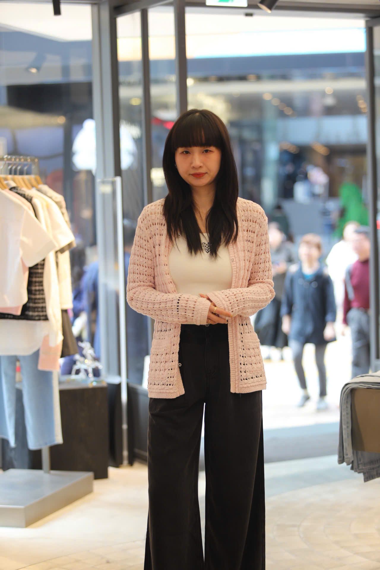  Áo CDG lưới hồng, cài khuya 