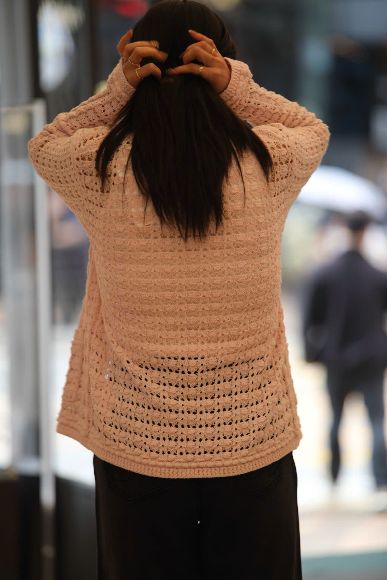  Áo CDG lưới hồng, cài khuya 