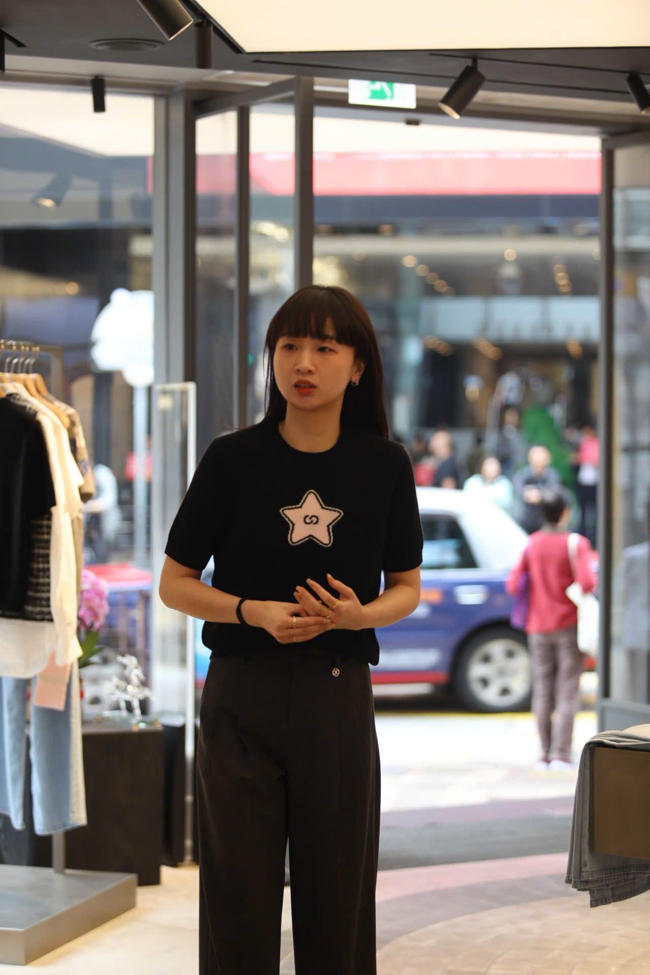  Áo đen ngắn tay sao hồng ngực 
