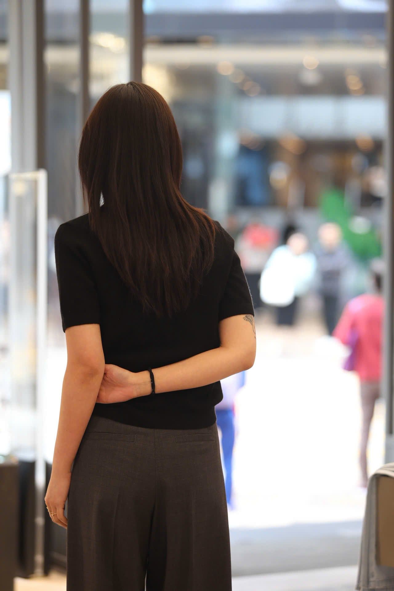  Áo đen ngắn tay sao hồng ngực 