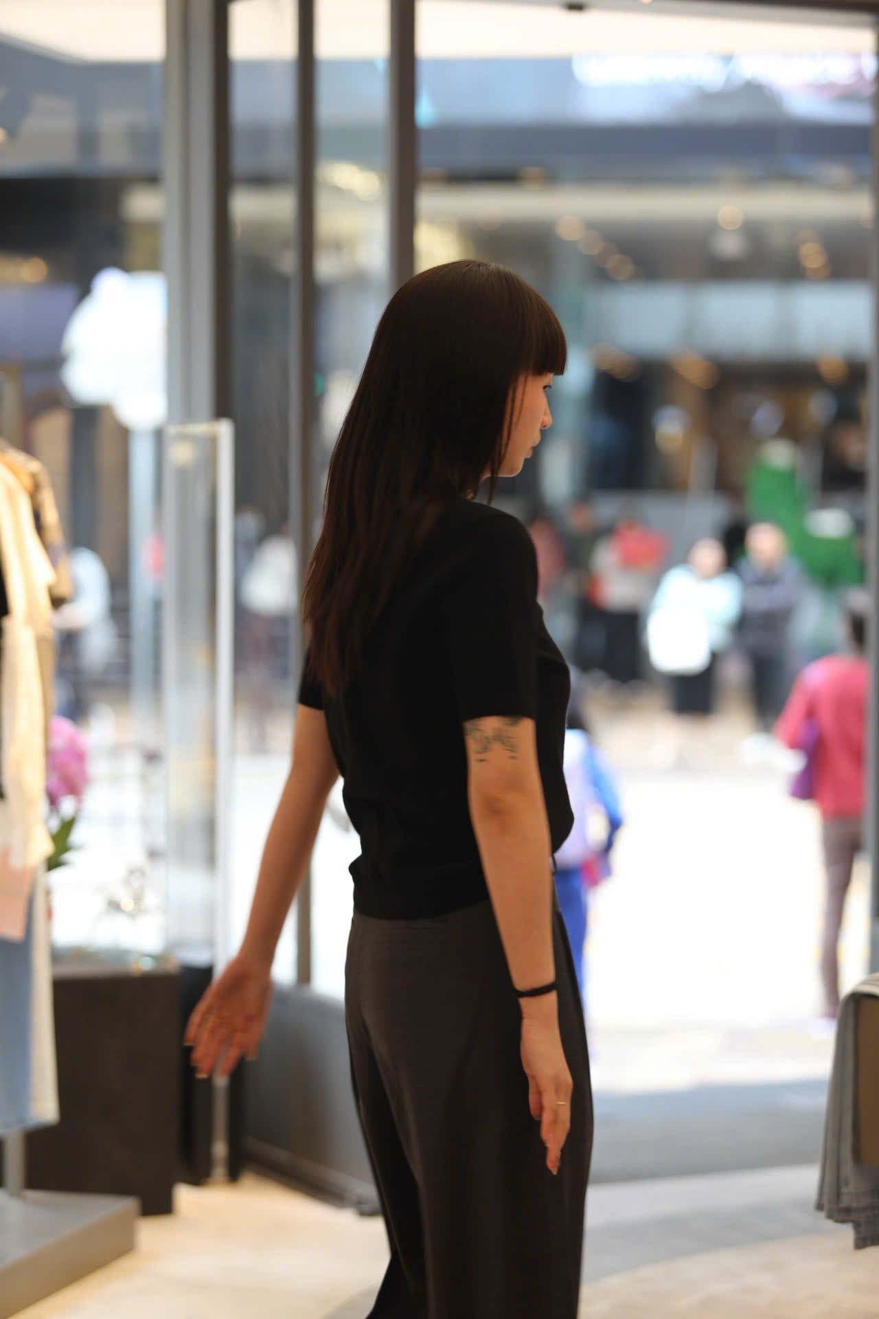  Áo đen ngắn tay sao hồng ngực 