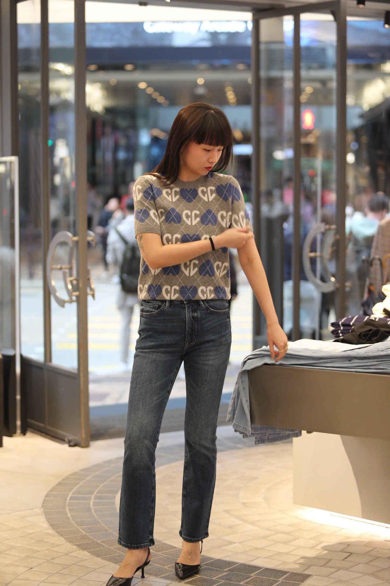  1.Áo len xám, logo tim trắng xanh 