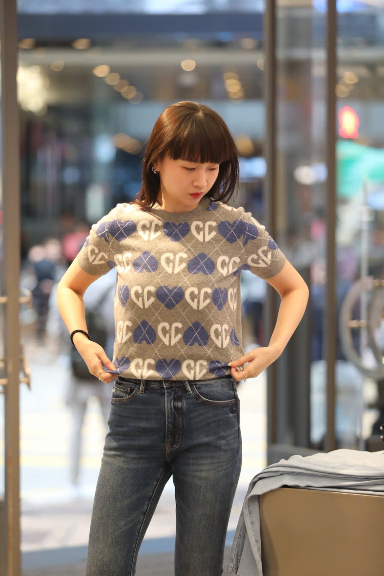  1.Áo len xám, logo tim trắng xanh 