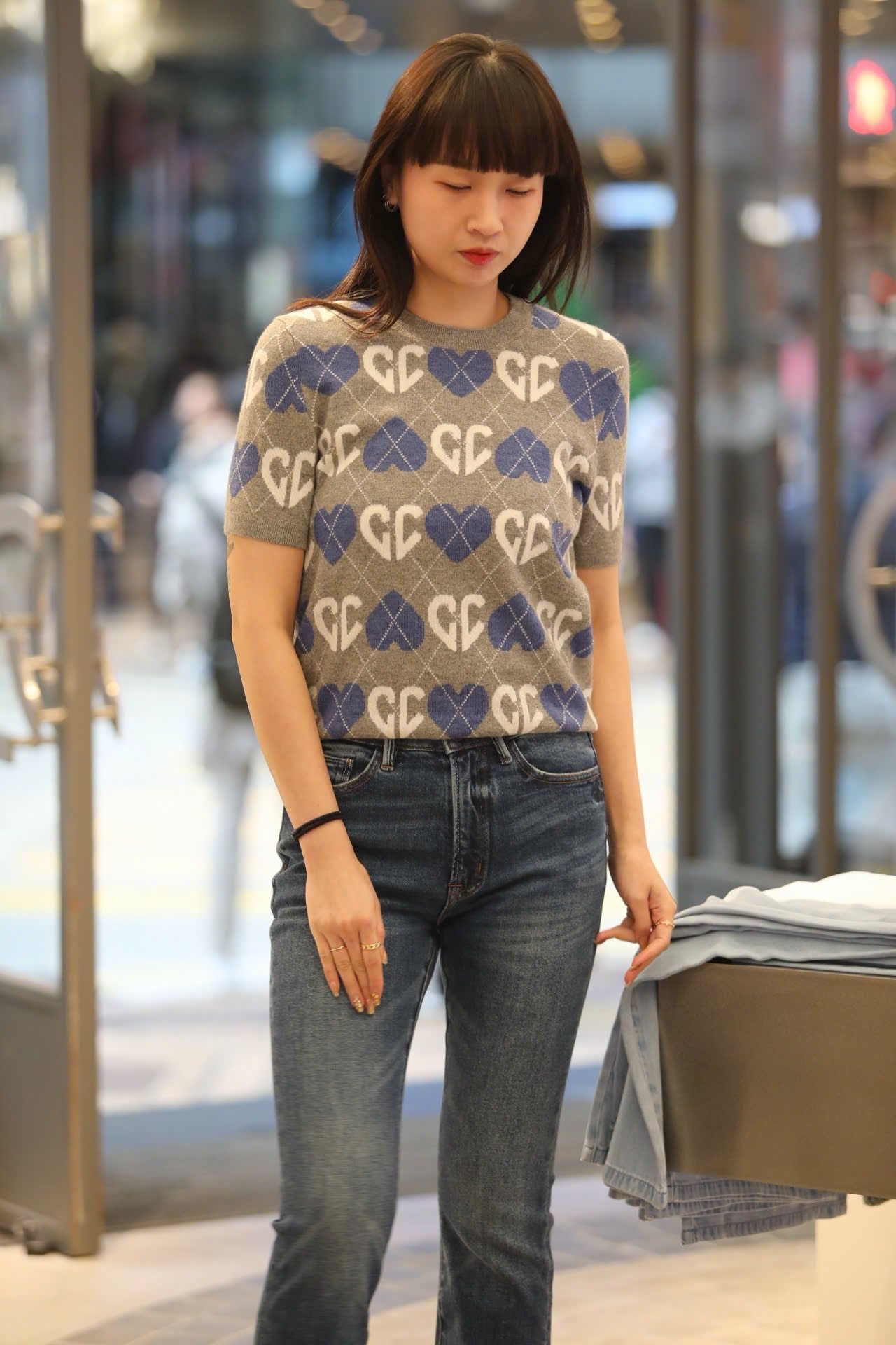  1.Áo len xám, logo tim trắng xanh 