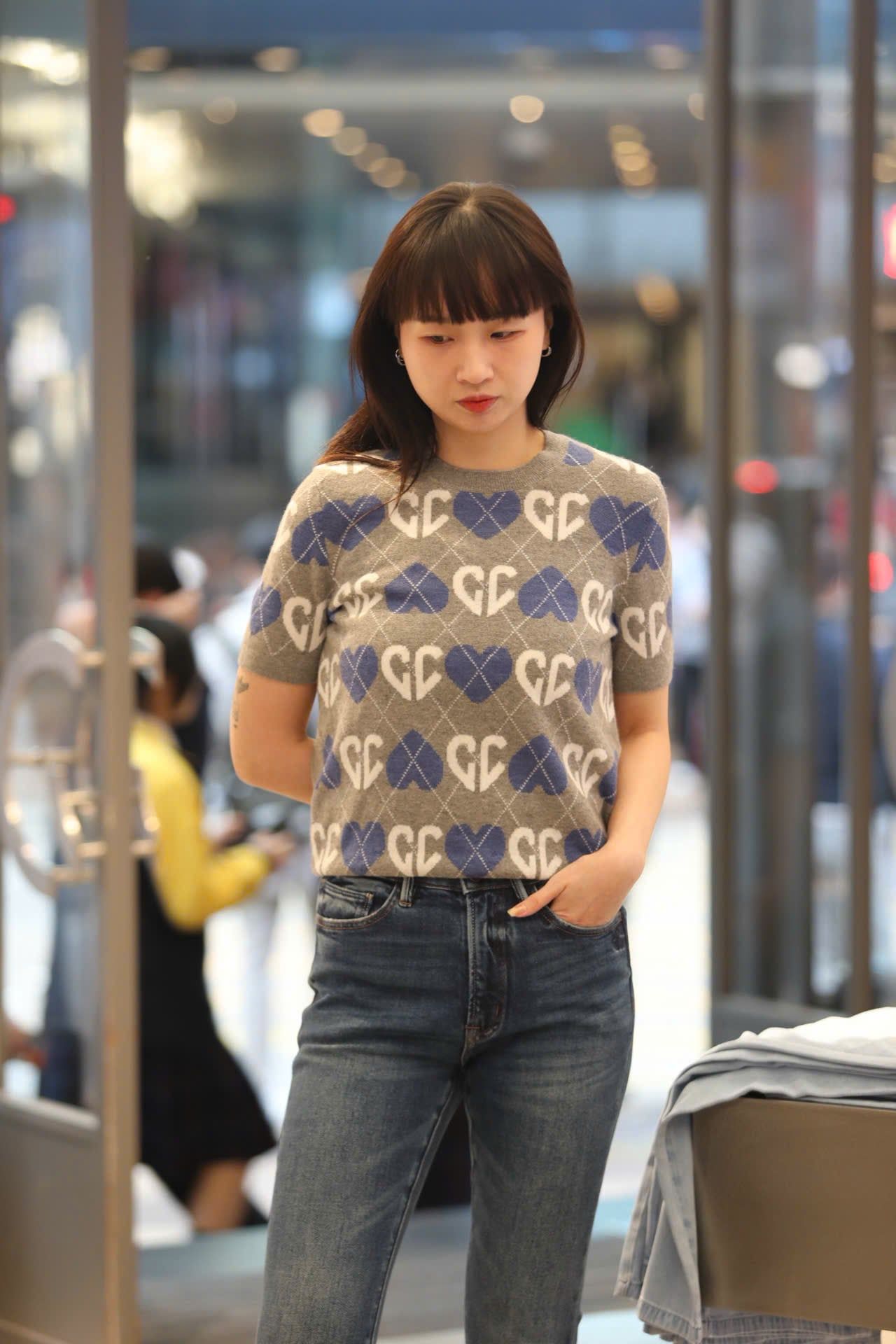  1.Áo len xám, logo tim trắng xanh 