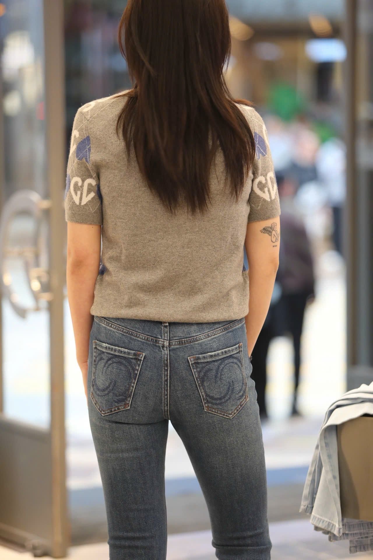  1.Áo len xám, logo tim trắng xanh 