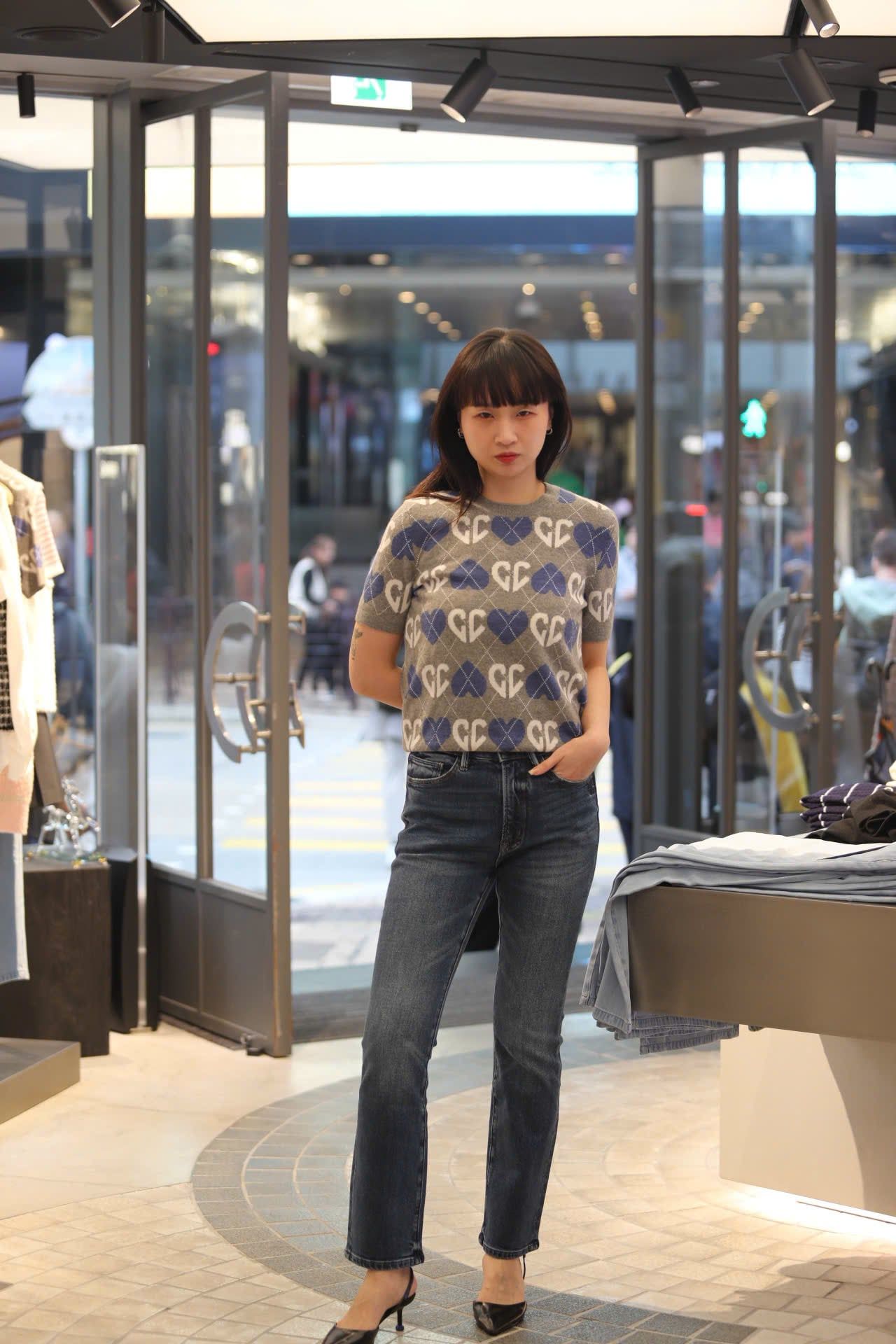  1.Áo len xám, logo tim trắng xanh 