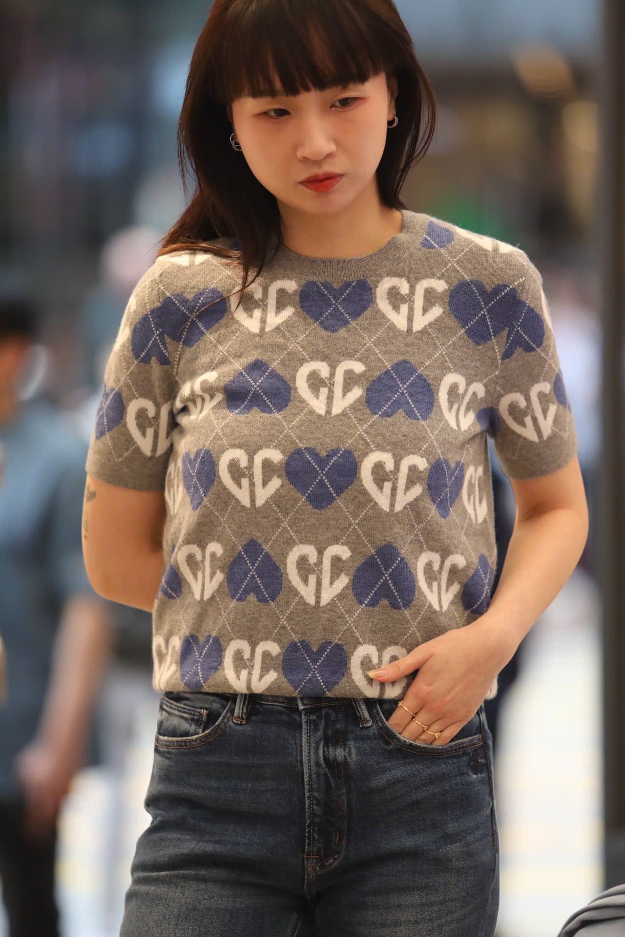  1.Áo len xám, logo tim trắng xanh 