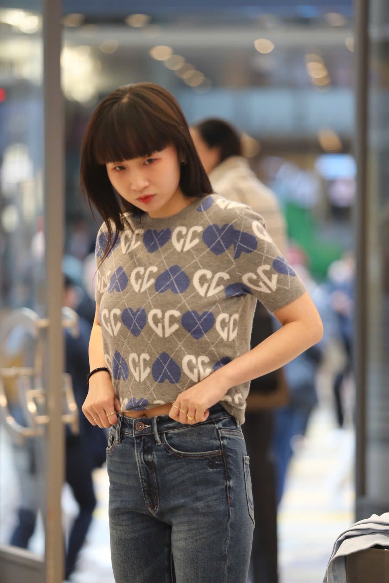  1.Áo len xám, logo tim trắng xanh 