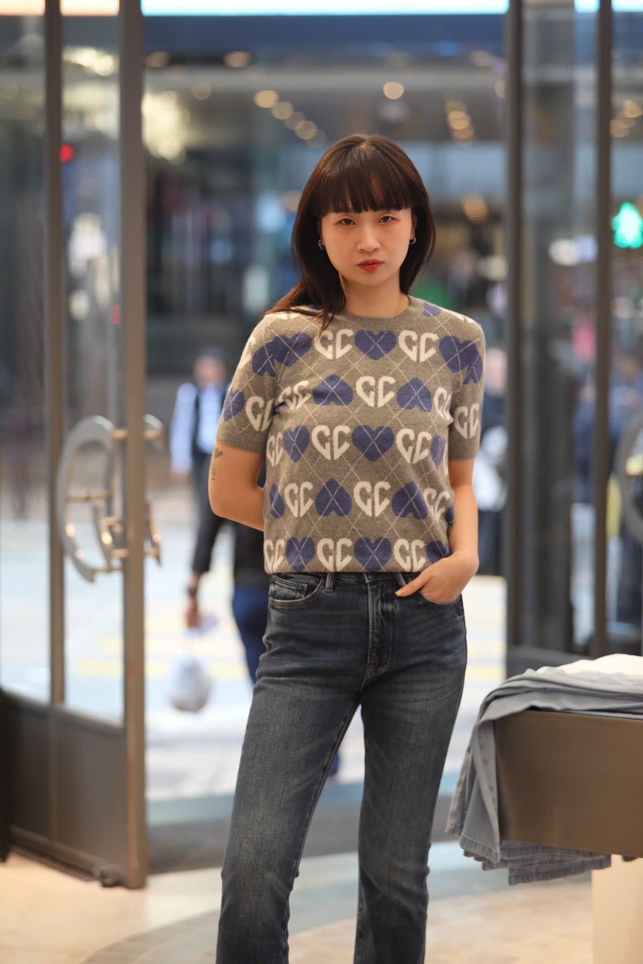  1.Áo len xám, logo tim trắng xanh 