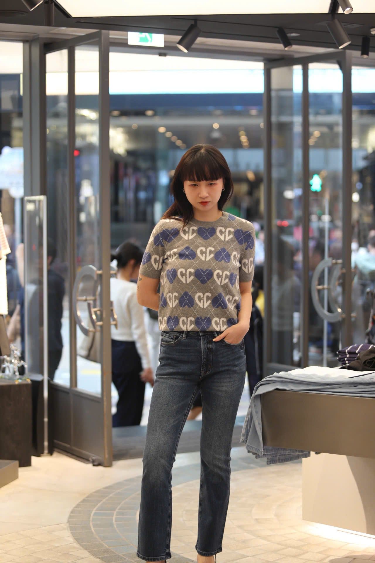  1.Áo len xám, logo tim trắng xanh 