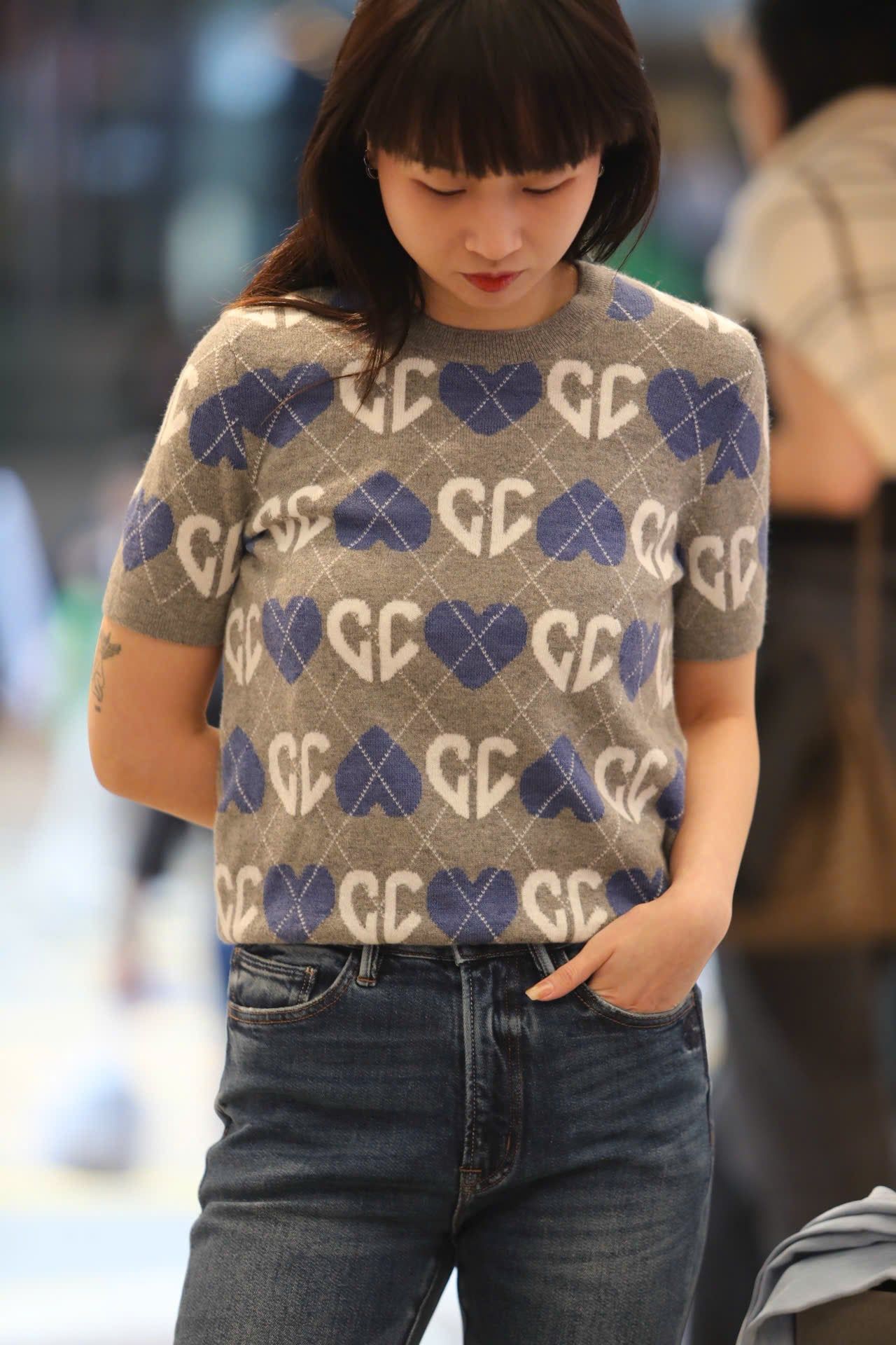  1.Áo len xám, logo tim trắng xanh 