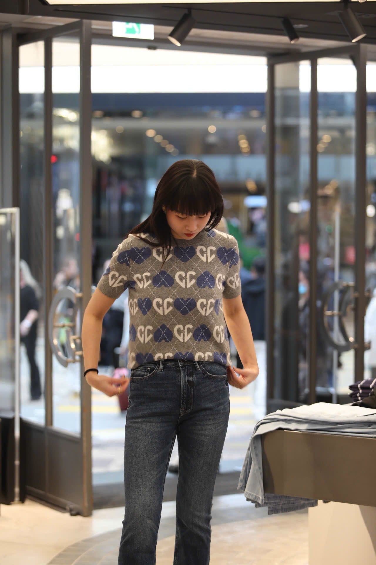  1.Áo len xám, logo tim trắng xanh 