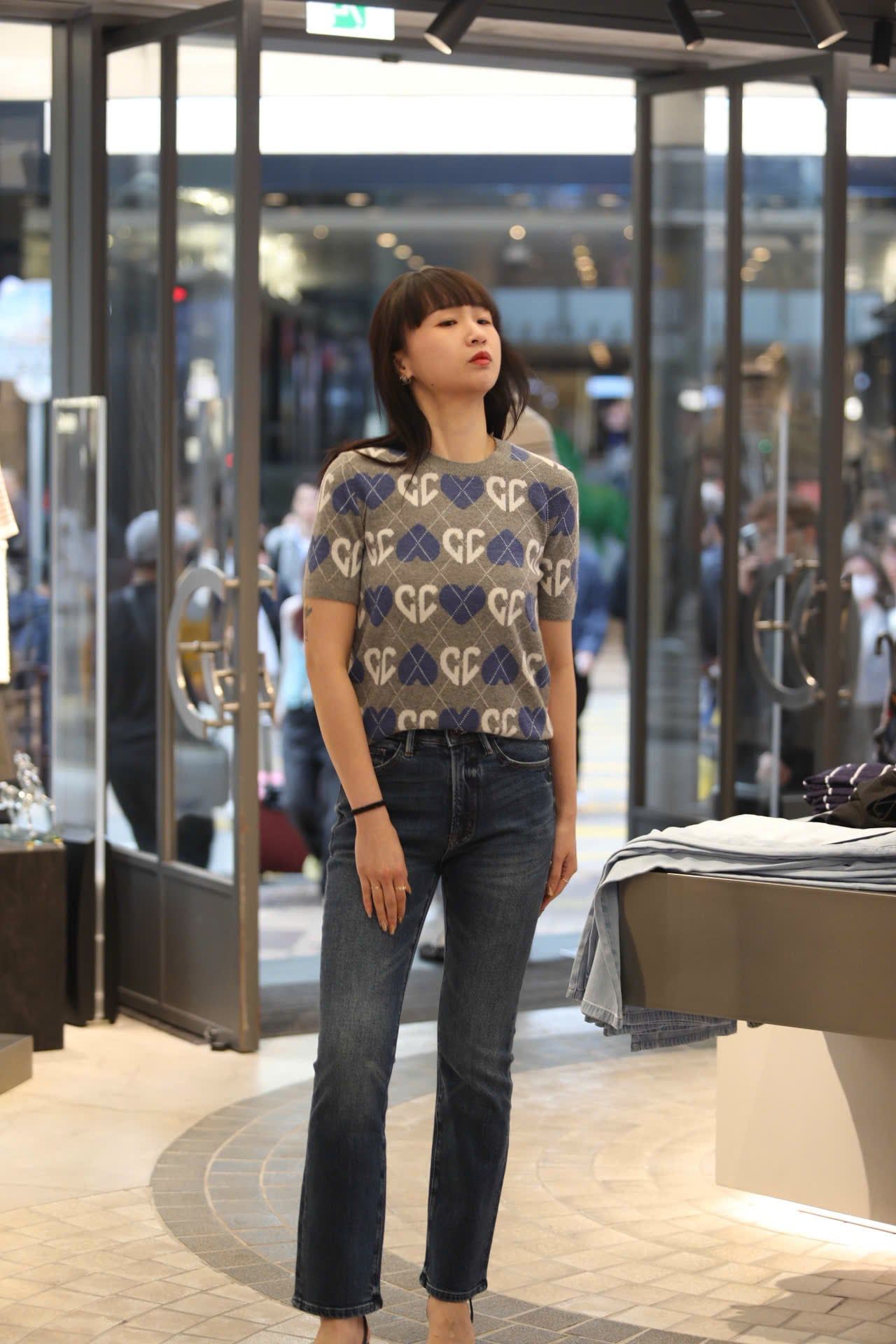  1.Áo len xám, logo tim trắng xanh 