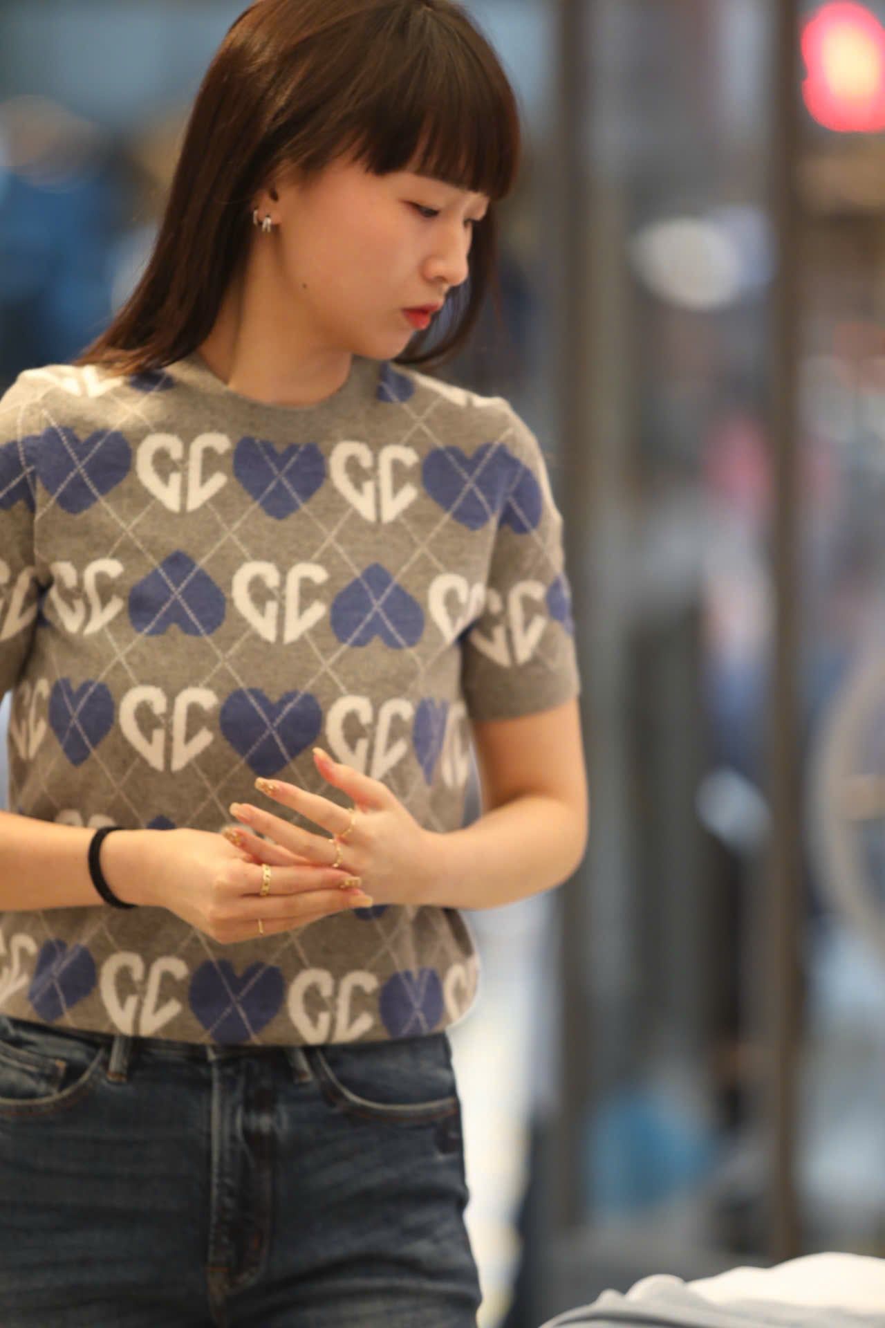  1.Áo len xám, logo tim trắng xanh 