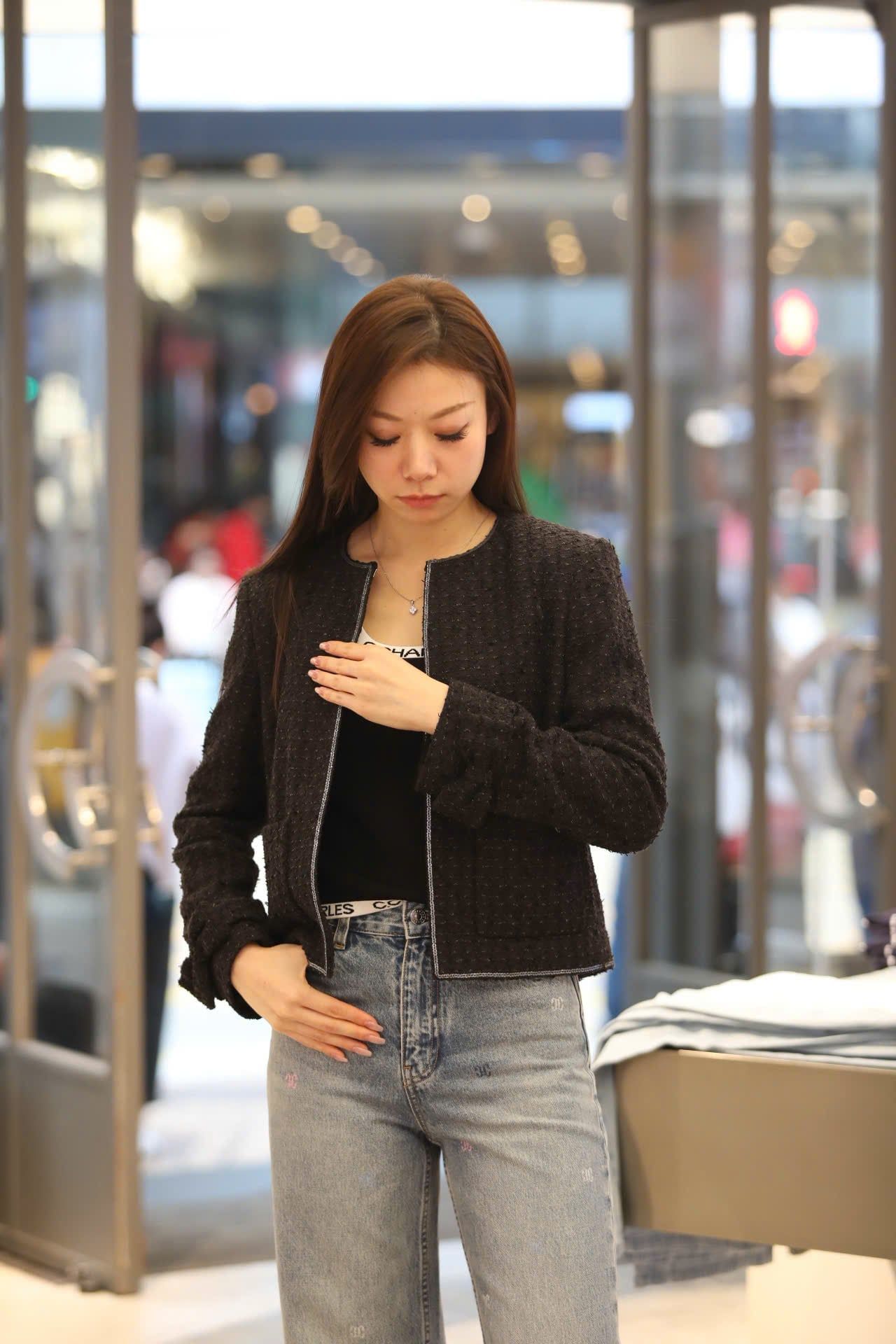  Áo tweed đen, tay nơ 