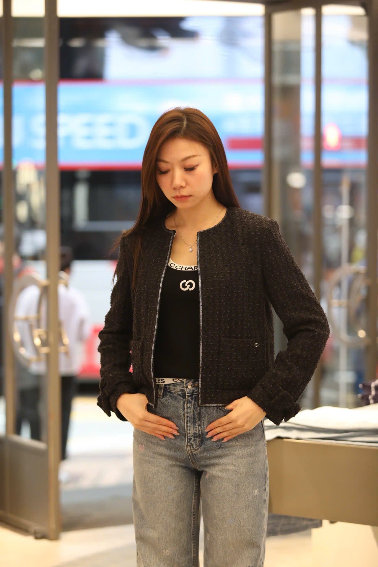  Áo tweed đen, tay nơ 