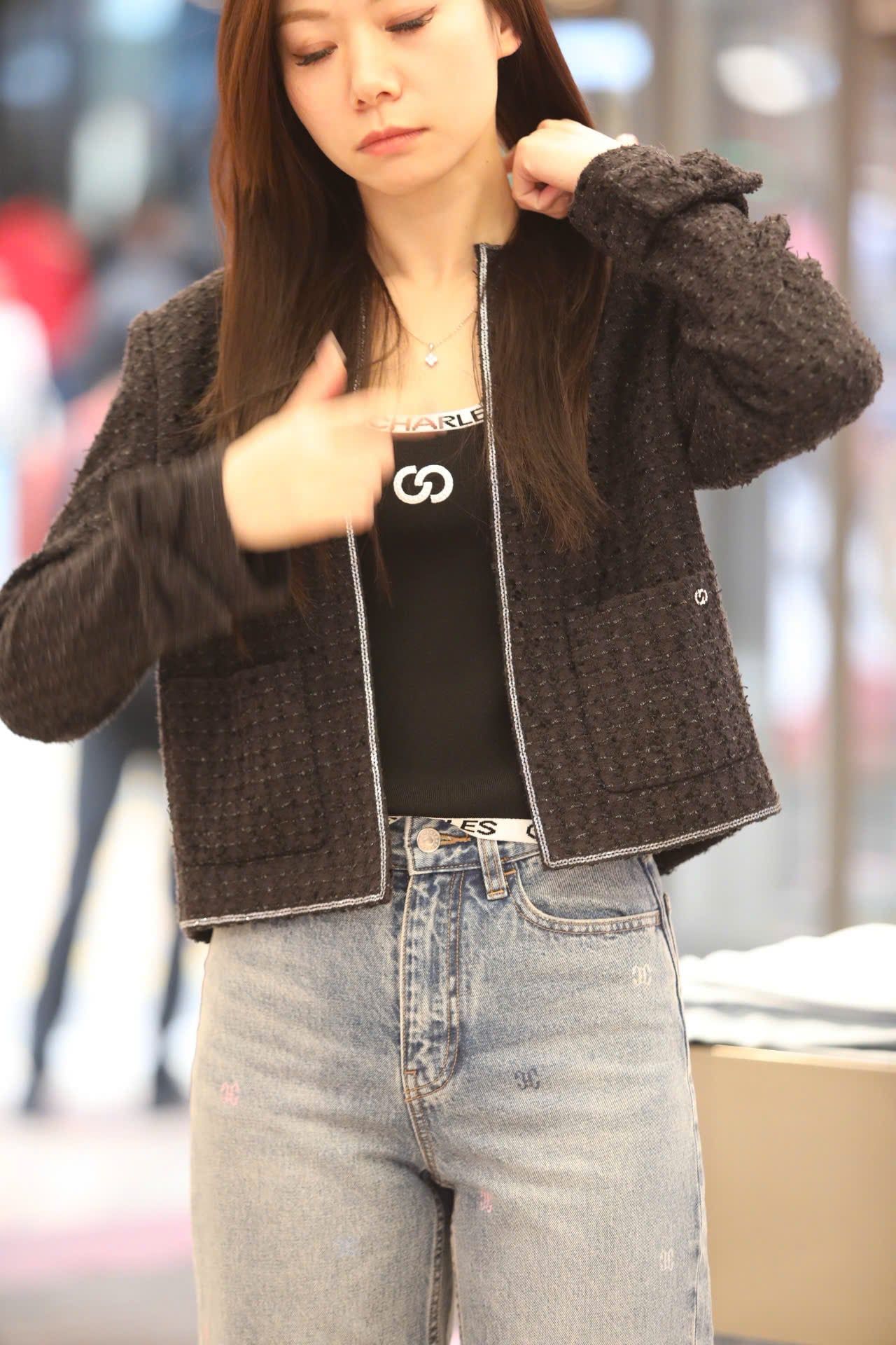  Áo tweed đen, tay nơ 