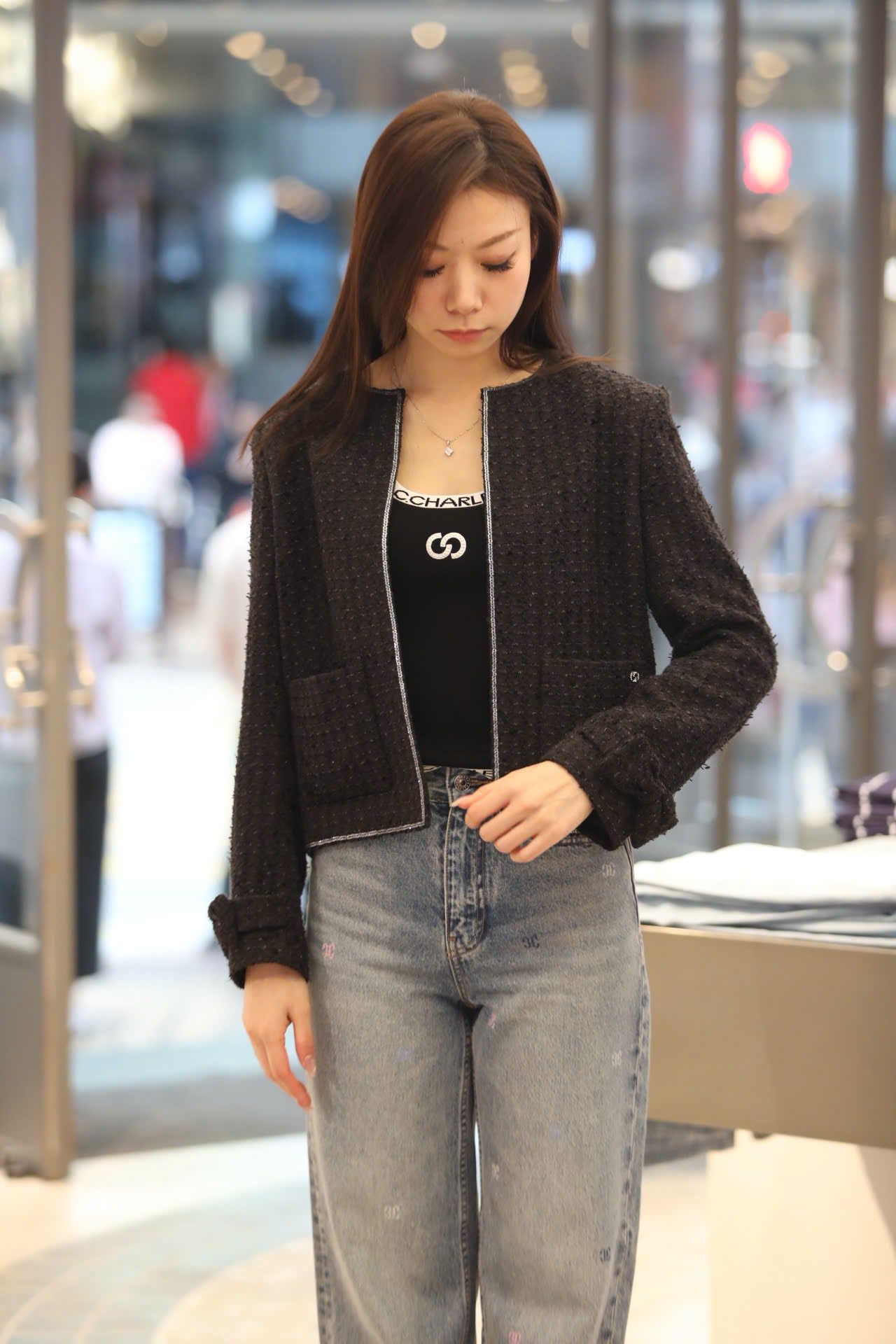  Áo tweed đen, tay nơ 